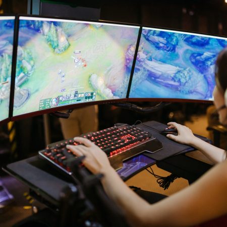 MOUNT PRO Triple Monitor Mount